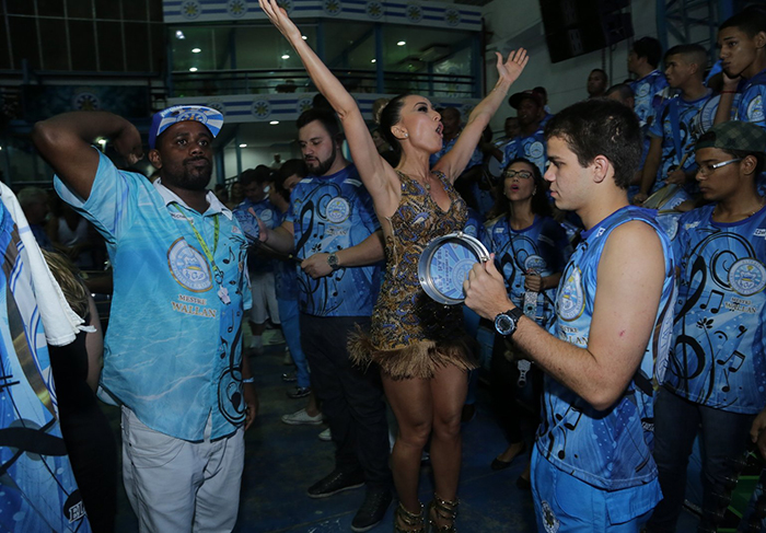 Sabrina Sato aposta em look justinho e decotado para cair no samba, na Vila Isabel