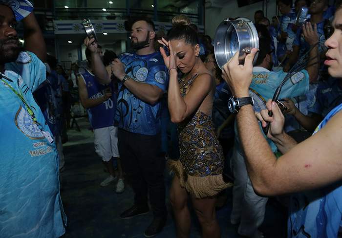 Sabrina Sato aposta em look justinho e decotado para cair no samba, na Vila Isabel