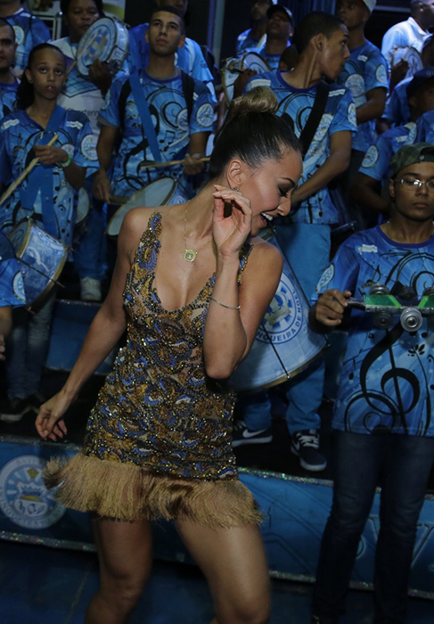 Sabrina Sato aposta em look justinho e decotado para cair no samba, na Vila Isabel