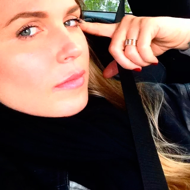  Susana Werner tira selfie enquanto espera filhos no carro e brinca: 'Mãetorista'