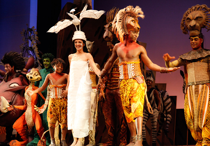 Com figurino original, Ticiane Pinheiro entra em cena no musical O Rei leão