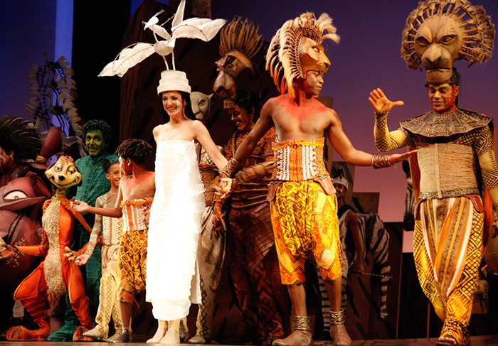 Com figurino original, Ticiane Pinheiro entra em cena no musical O Rei leão