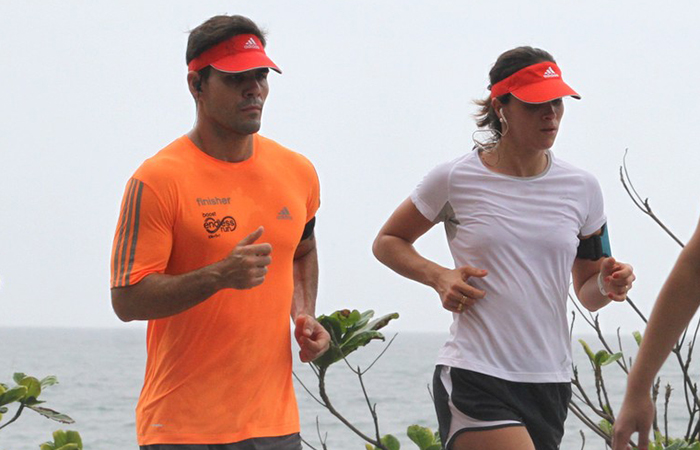Juliano Cazarré se exercita com a esposa, Letícia 