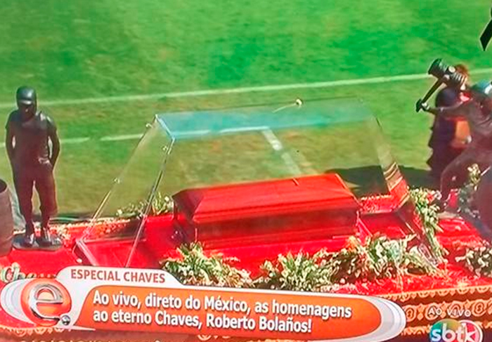 Corpo de Roberto Bolaños chega ao estádio Azteca