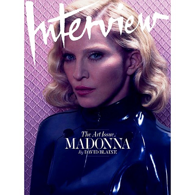 Madonna deixa as pernas à mostra em revista