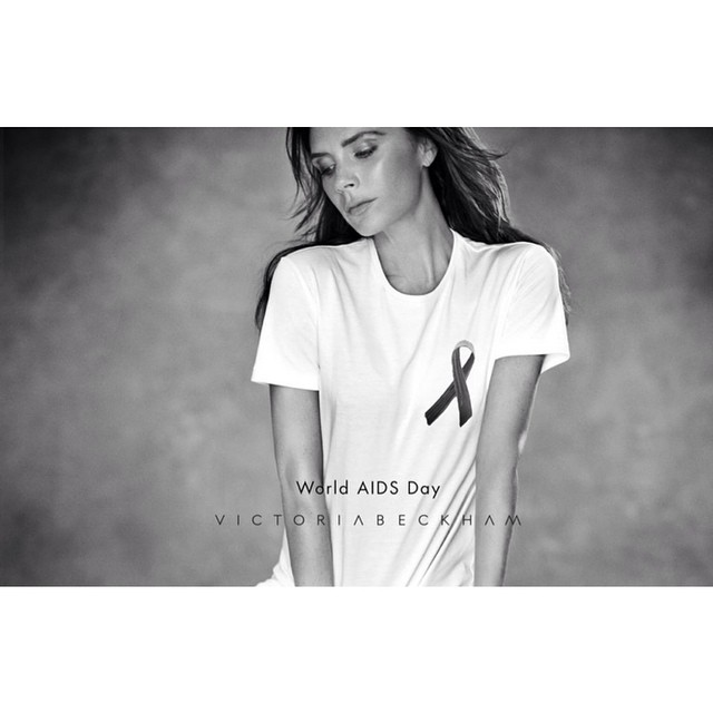 Victoria Beckham lança camiseta especial para o Dia Mundial de Luta Contra a AIDS