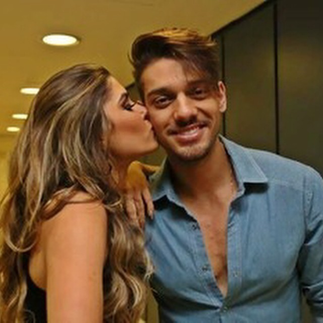 Ana Paula Guedes beija Lucas Lucco na despedida do Dança dos Famosos