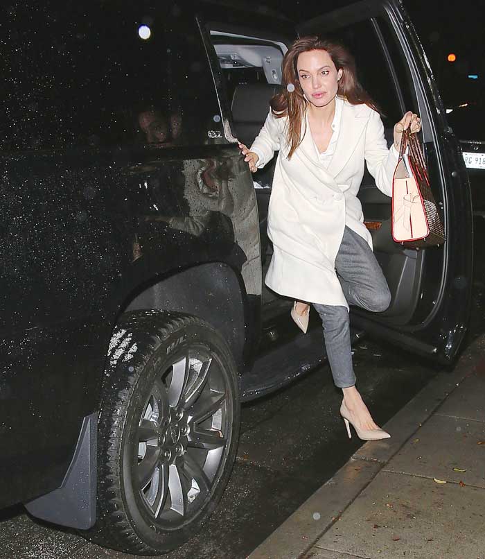Angelina Jolie enfrenta dois pneus furados após première de seu novo filme