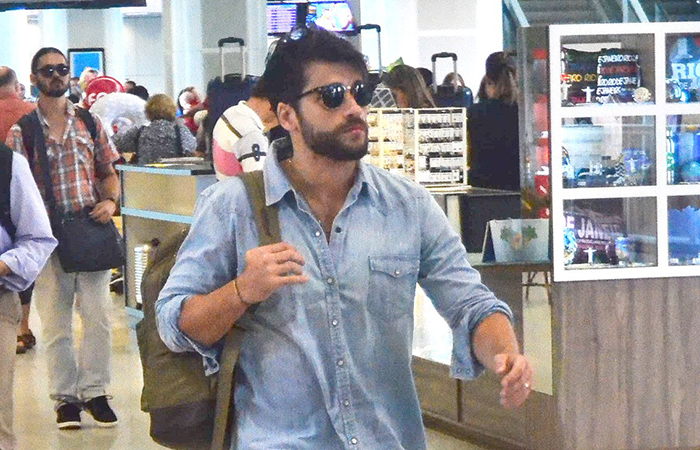 Bruno Gagliasso embarca estiloso no aeroporto Santos Dumont