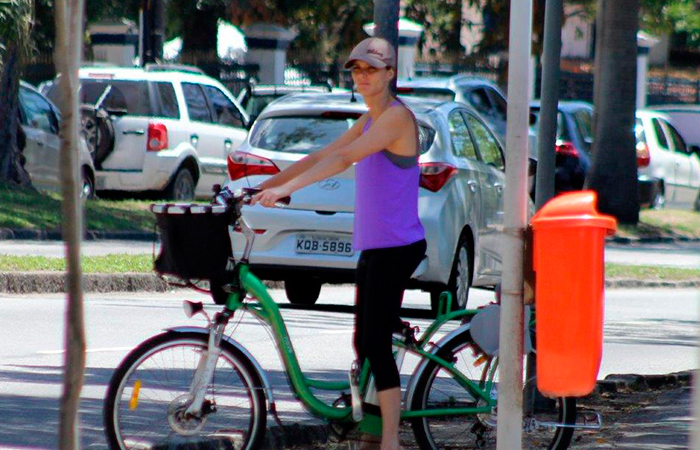 Fernanda Lima passeia de bicicleta pela Lagoa Rodrigo de Freitas