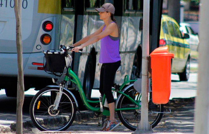 Fernanda Lima passeia de bicicleta pela Lagoa Rodrigo de Freitas