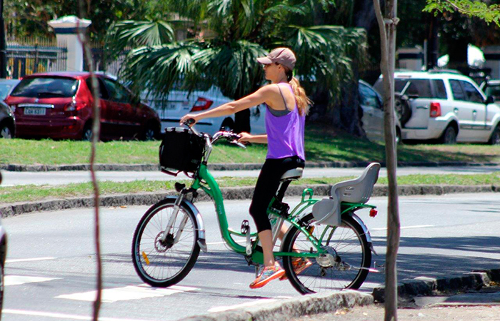 Fernanda Lima passeia de bicicleta pela Lagoa Rodrigo de Freitas