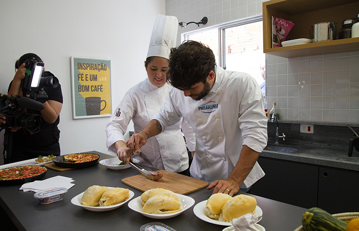  Bruno Gagliasso cozinha em ação de marketing da Philadelphia