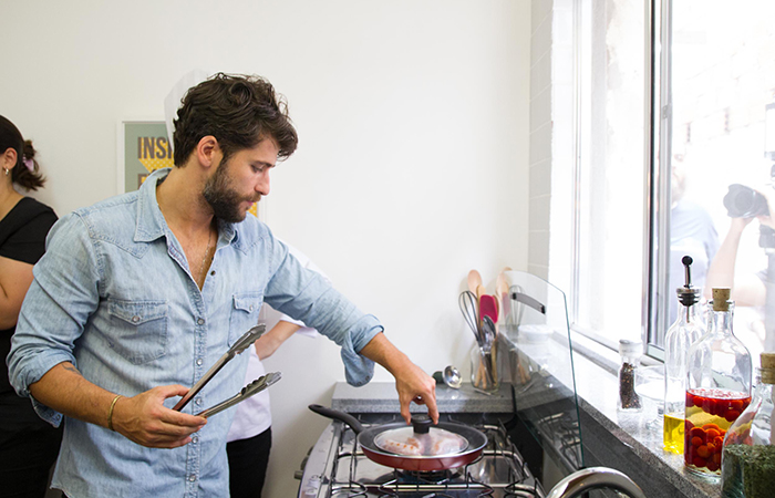  Bruno Gagliasso cozinha em ação de marketing da Philadelphia