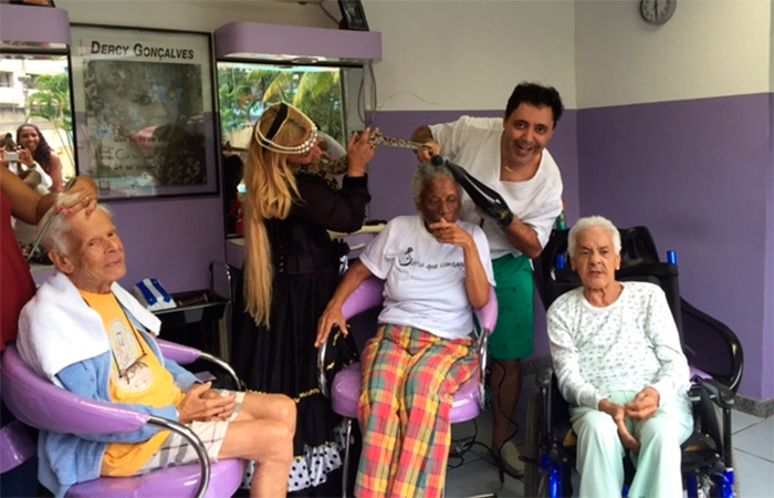  Julinho do Carmo visita o Retiro dos Artistas e diverte idosos com Cigana