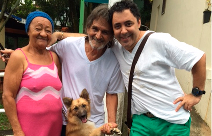  Julinho do Carmo visita o Retiro dos Artistas e diverte idosos com Cigana