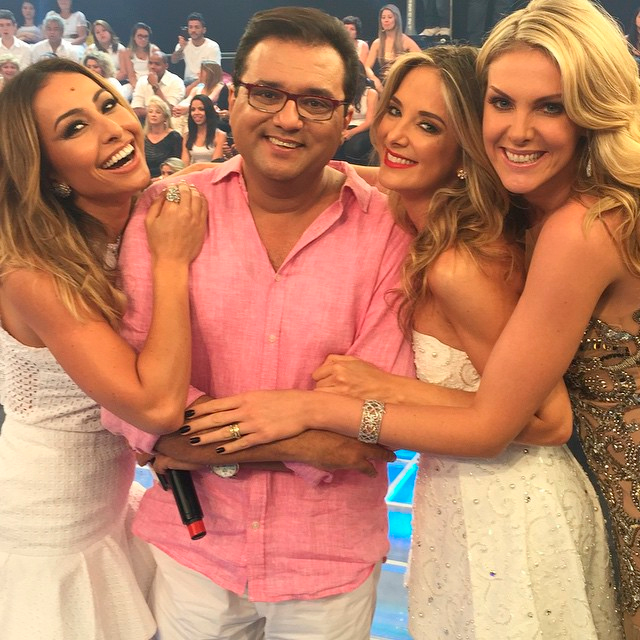 Ana Hickmann e Sabrina Sato se encontram no Amigo Secreto da Record