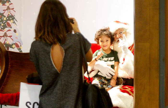 Dani Suzuki leva o filho para tirar foto com o Papai Noel em shopping da Barra da Tijuca