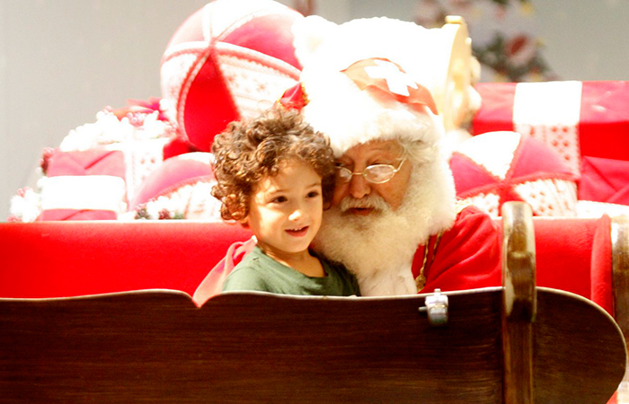 Dani Suzuki leva o filho para tirar foto com o Papai Noel em shopping da Barra da Tijuca