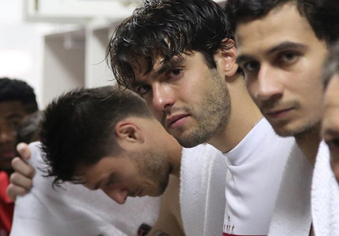 Bagunça! Kaká se emociona e faz ‘guerra’ de bolo na despedida do São Paulo