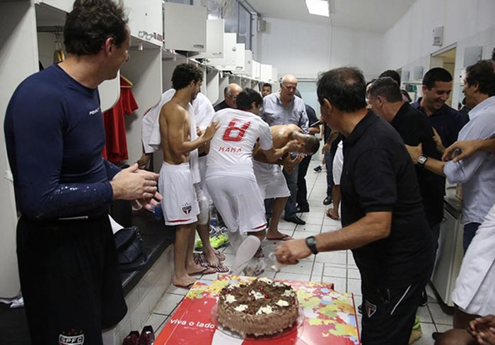 Bagunça! Kaká se emociona e faz ‘guerra’ de bolo na despedida do São Paulo