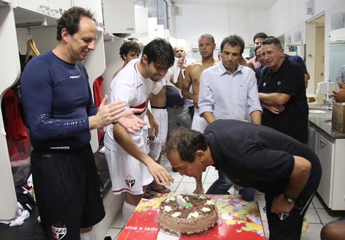 Bagunça! Kaká se emociona e faz ‘guerra’ de bolo na despedida do São Paulo