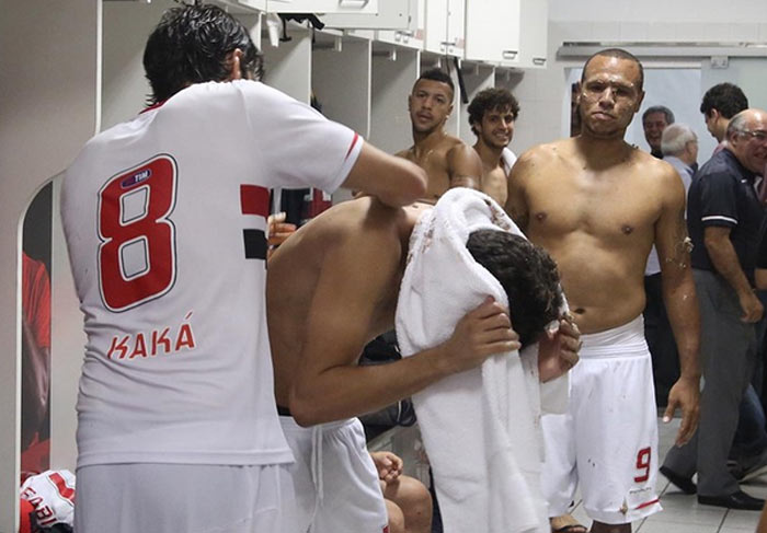 Bagunça! Kaká se emociona e faz ‘guerra’ de bolo na despedida do São Paulo