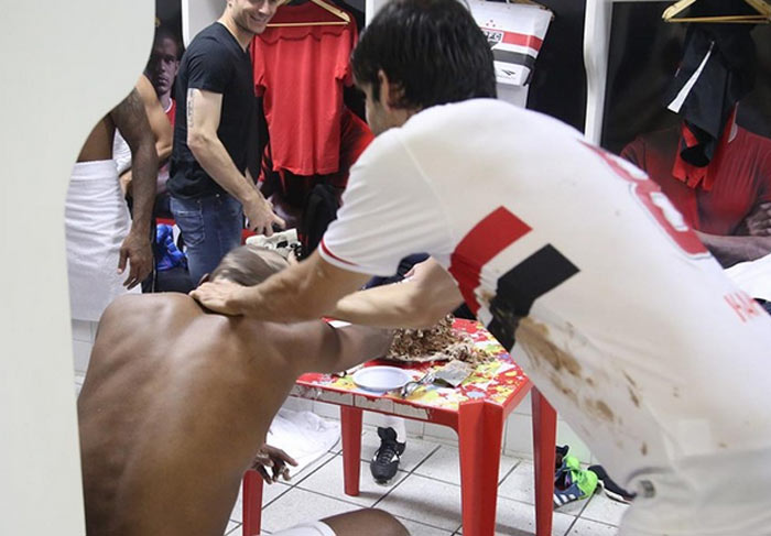 Bagunça! Kaká se emociona e faz ‘guerra’ de bolo na despedida do São Paulo