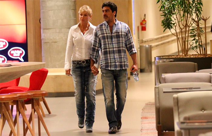 Xuxa e Junno passeiam de mãos dadas por shopping carioca