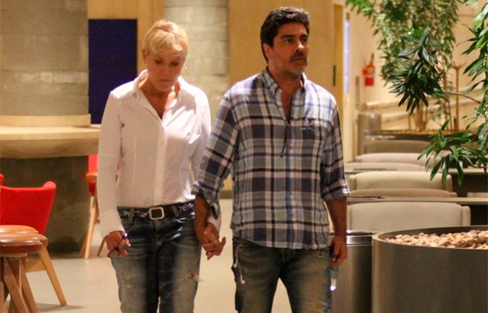 Xuxa e Junno passeiam de mãos dadas por shopping carioca]