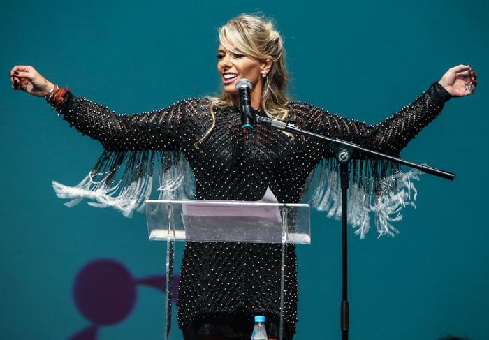 Adriane Galisteu arrasa no comando de premiação de beleza, em São Paulo