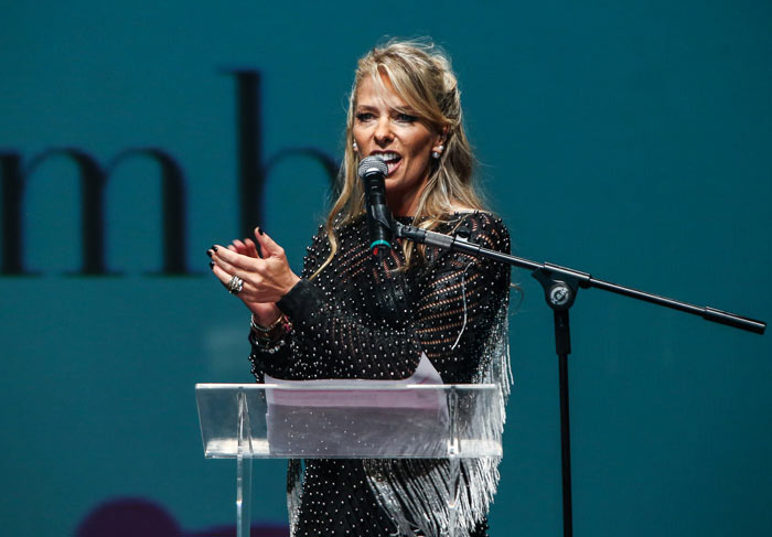 Adriane Galisteu arrasa no comando de premiação de beleza, em São Paulo