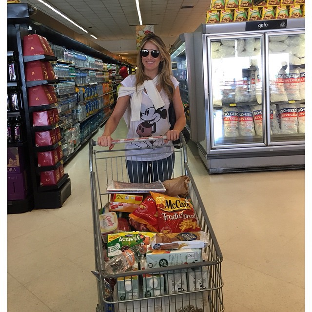 Ticiane Pinheiro vai às compras em supermercado
