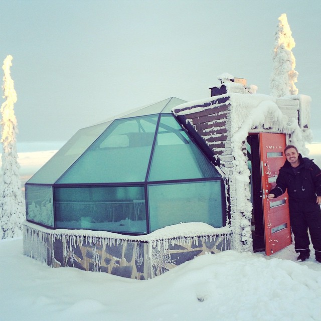 Gugu assiste à Aurora Boreal de Igloo na Finlândia