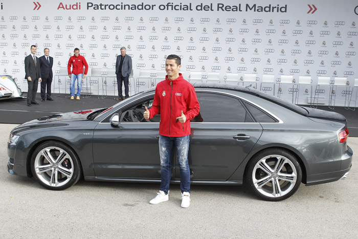 Cristiano Ronaldo escolhe carro potente para evento 