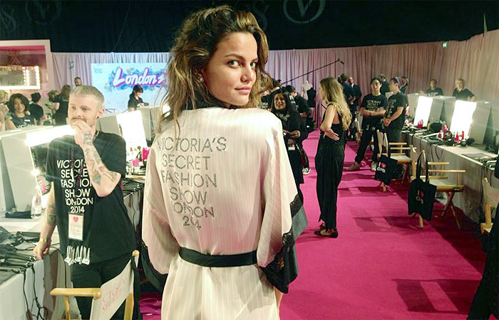 Barbara Fialho posa cheia de charme nos bastidores do Victoria's Secret Fashion Show 