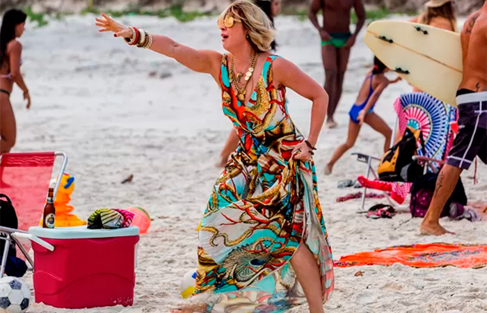 Cláudia Raia se diverte em gravações na praia 