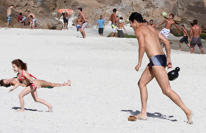 Mateus Solano se diverte com a filha Flora em praia carioca 