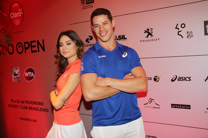 Thaila Ayala e José Loreto fazem pose de tenistas em coletiva do Rio Open