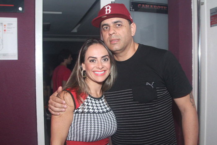 Geisy Arruda usa decotão e deixa a marquinha do biquíni aparecer em show