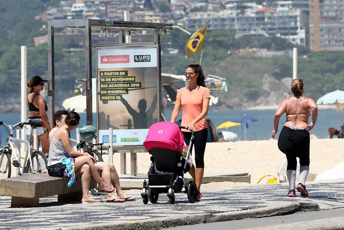 Daniella Sarahyba passeia pela orla carioca com a filha caçula, Rafaella 