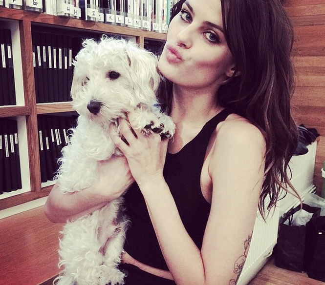 Isabelli Fontana posa com pet depois de desfile: ‘Fashion Dog mais famoso do mundo’