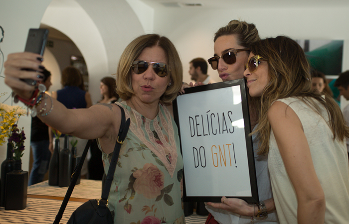 Astrid Fontenelle tira selfie com Mariana Weickert e]