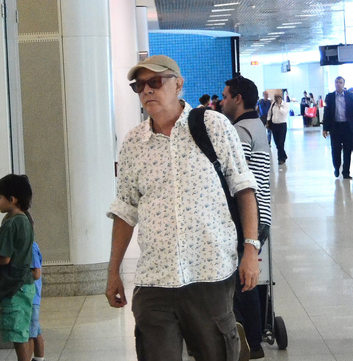 Ney Latorraca usa look descolado para embarcar em aeroporto do Rio de Janeiro