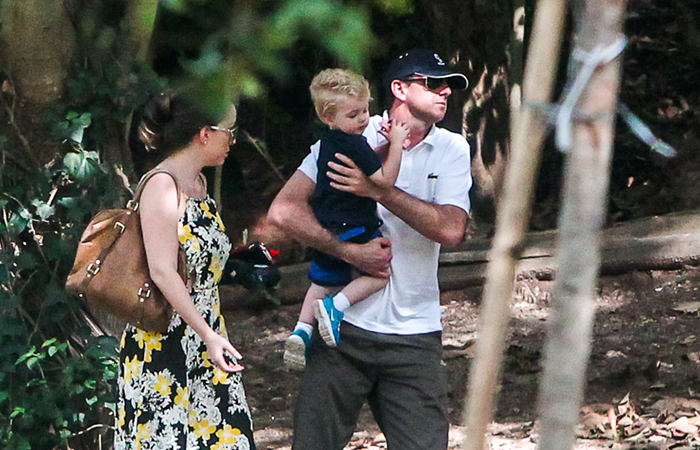 Rogério Ceni brinca com filho, Henrique, em praça 