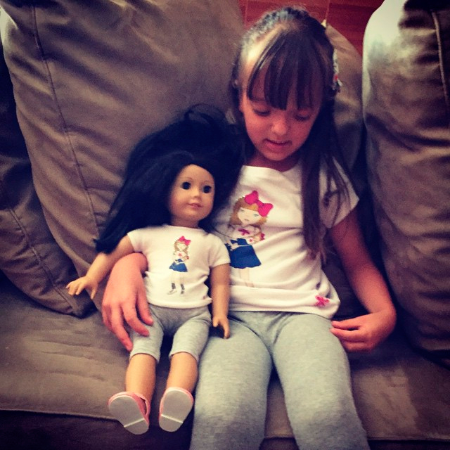 Ticiane Pinheiro posta foto da filha vestida igual à boneca de sua coleção