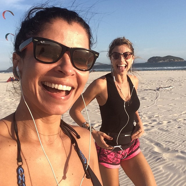  Anna Lima e Grazi Massafera aproveitam o fim de tarde para treinar juntas na praia