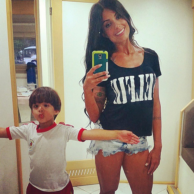 IA Aline Riscado vai embora de dia de trabalho acompanhada do filho