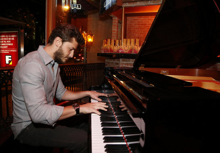 Klebber Toledo toca piano em restaurante carioca