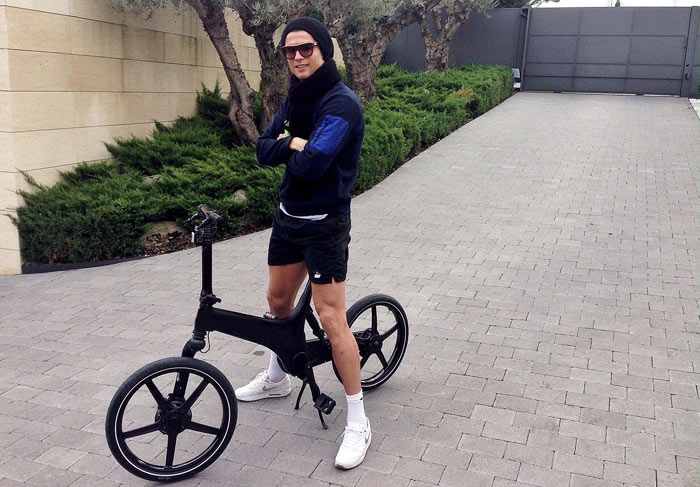 Cristiano Ronaldo faz pose durante passeio de bicicleta